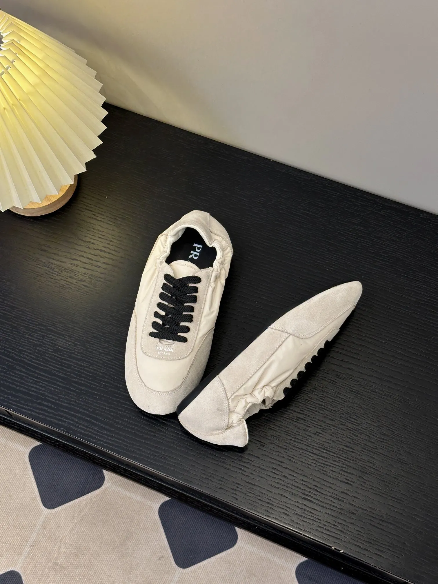👟👟Ex-factory price 420👟👟 💠𝐏𝐑𝐀𝐃𝐀#Prada catwalk style lightweight thin-soled new moral training shoes casual shoes💠 outsole molded TPU❣️not made of rubber! The suede upper is textured, and the inner sheepskin is wrapped, which is soft and waxy. The insole is thickened with lambskin, which is extremely comfortable to step on, has a sense of support, and feels well wrapped. The shoe shape is full of wrapping, light, easy to wear, and practical. It is a casual shoe that makes you taller and longer legs! White is clean and refreshing, needed all year round, and can be easily worn with skirts and trousers. Upper: imported suede/original molded fabric. Lining: sheepskin. Outsole: TPU outsole! Different from cheap rubber soles on the market! Code number: 35-40 (40 customized)